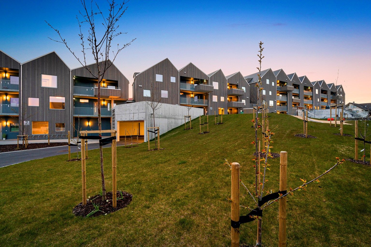 Egen parkeringsplass og gjesteparkering i lukket anlegg hvor det er klargjort for El-bil lader. Det er selvsagt plass til å parkere og lade sykler, både private sykler og sameiets el-sykler.