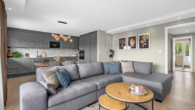 Stue - her er det plass til både sofagruppa, bord, tv og tilhørende møblement