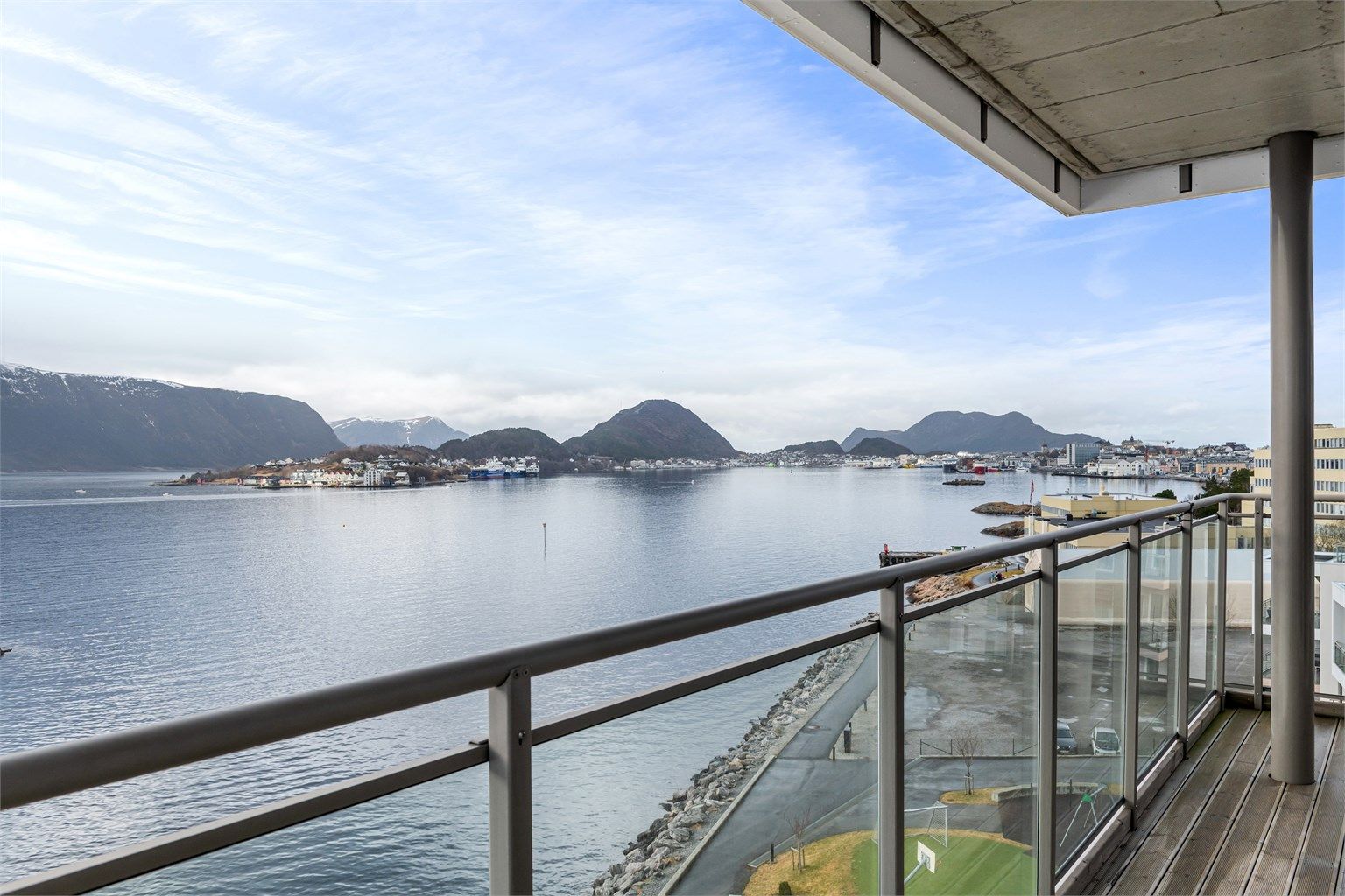Balkongene har glassrekkverk som gir fri utsikt mot fjord og fjell