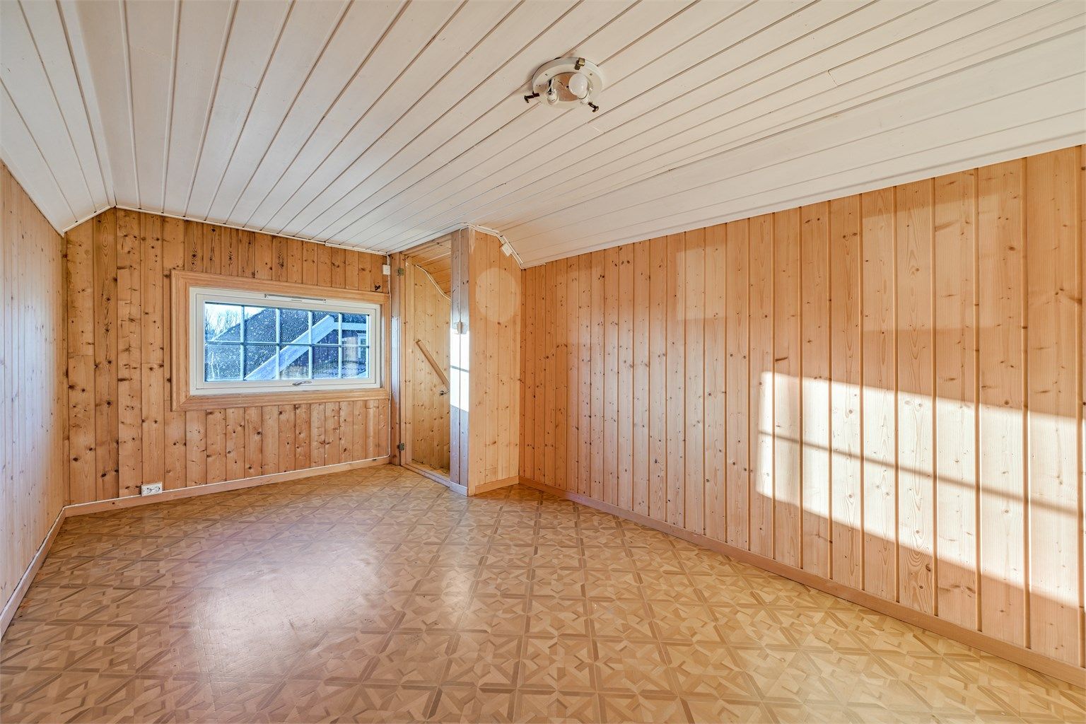 Loftsetasje på garasjen.