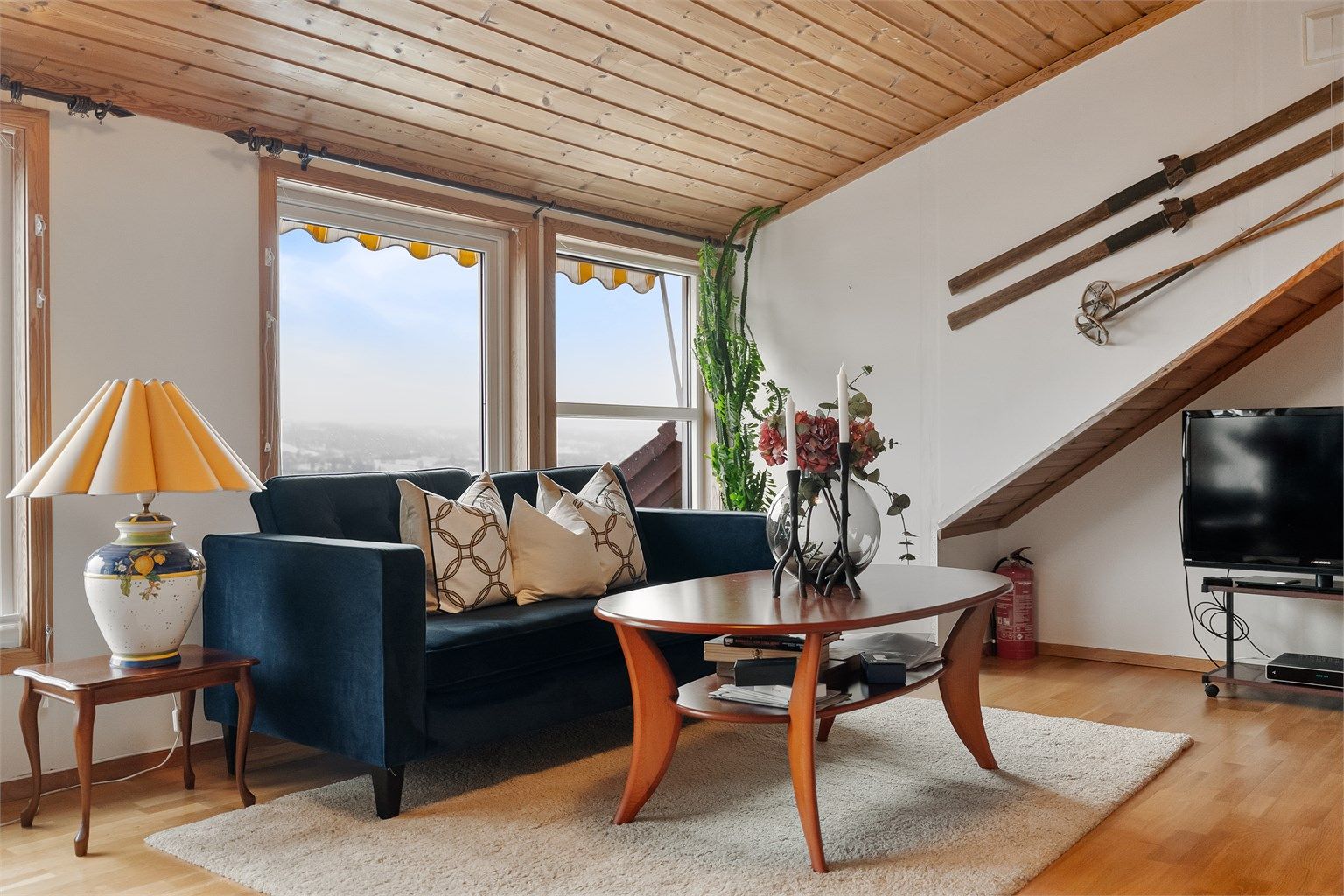 Innholdsrik familiebolig med blant annet to stuer, kjøkken, fem soverom, to bad og vaskerom