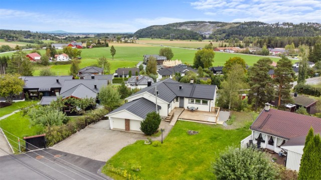 Velkommen til Hasselbakken 12! Presentert av Krogsveen v/Jørgen Løkenlien