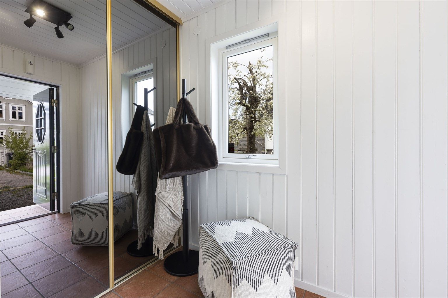 Entrè med skyvedørs garderobe. 