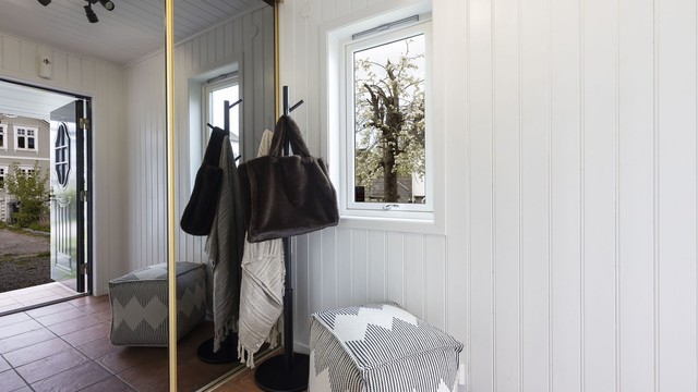 Entrè med skyvedørs garderobe.