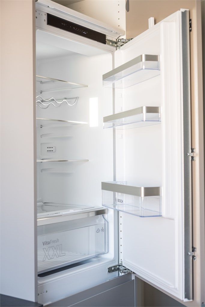 Kombiskapet fra Bosch har god kapasitet og smarte oppbevaringsløsninger.