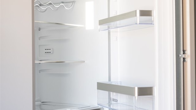 Kombiskapet fra Bosch har god kapasitet og smarte oppbevaringsløsninger.