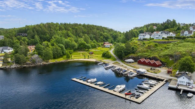 Kort vei til Dybedalsstranda med sandstrand, volleyballnett og gressareal.