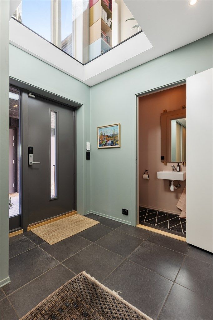 Entreen har god plass til garderobeskap og annen oppbevaring for ytterklær og sko. I entreen er det glasstak opp til stuen i 2.etasje. Dette er en stilig detalj, samtidig som at det skaper romfølelse og gir godt med ekstra lys.