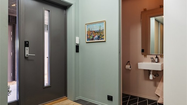 Entreen har god plass til garderobeskap og annen oppbevaring for ytterklær og sko. I entreen er det glasstak opp til stuen i 2.etasje. Dette er en stilig detalj, samtidig som at det skaper romfølelse og gir godt med ekstra lys.