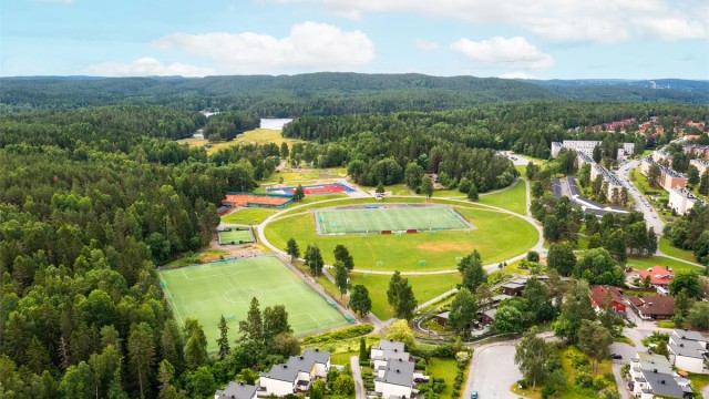 Haraløkka idrettsanlegg ligger i kort gangavstand og byr blant annet på fotballbaner, friidrettsbane og tennisbane. Foto: Martine Eren Jacobsen