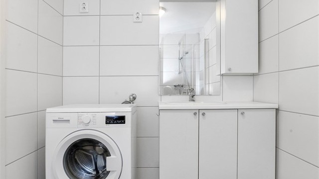 Badet har servantinnredning med god oppbevaringsplass og opplegg for vaskemaskin.
