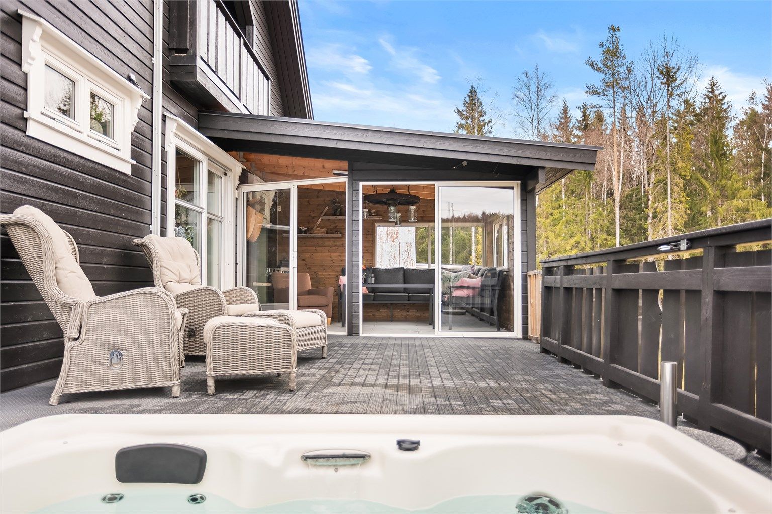 Terrasse med gode solforhold og plass til utemøbler samt jacuzzi.