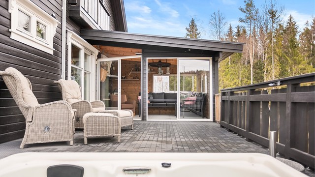 Terrasse med gode solforhold og plass til utemøbler samt jacuzzi.