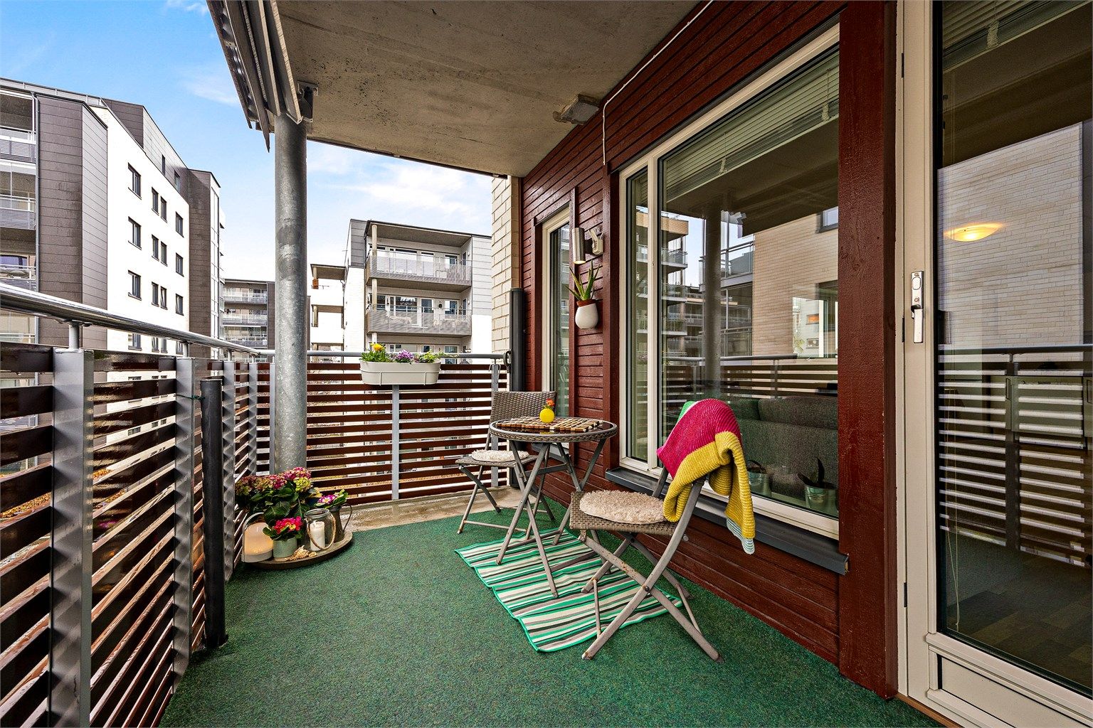 Fra stuen er det utgang til en romslig balkong på 10 m² som fungerer som en fin forlengelse av boligen.