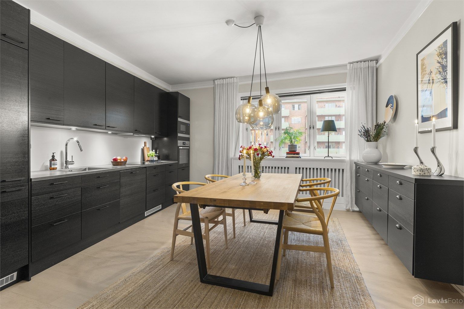 Stort kjøkken fra Epoq (2019) med god plass til spisebord og sosiale sammenkomster.