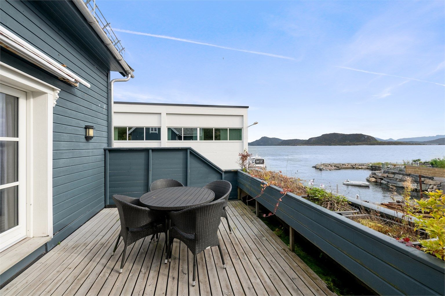 Terrasse i hovedetasjen med innfelte blomsterkasser