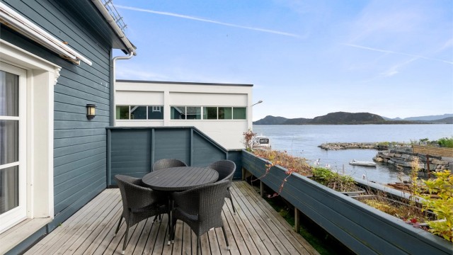 Terrasse i hovedetasjen med innfelte blomsterkasser