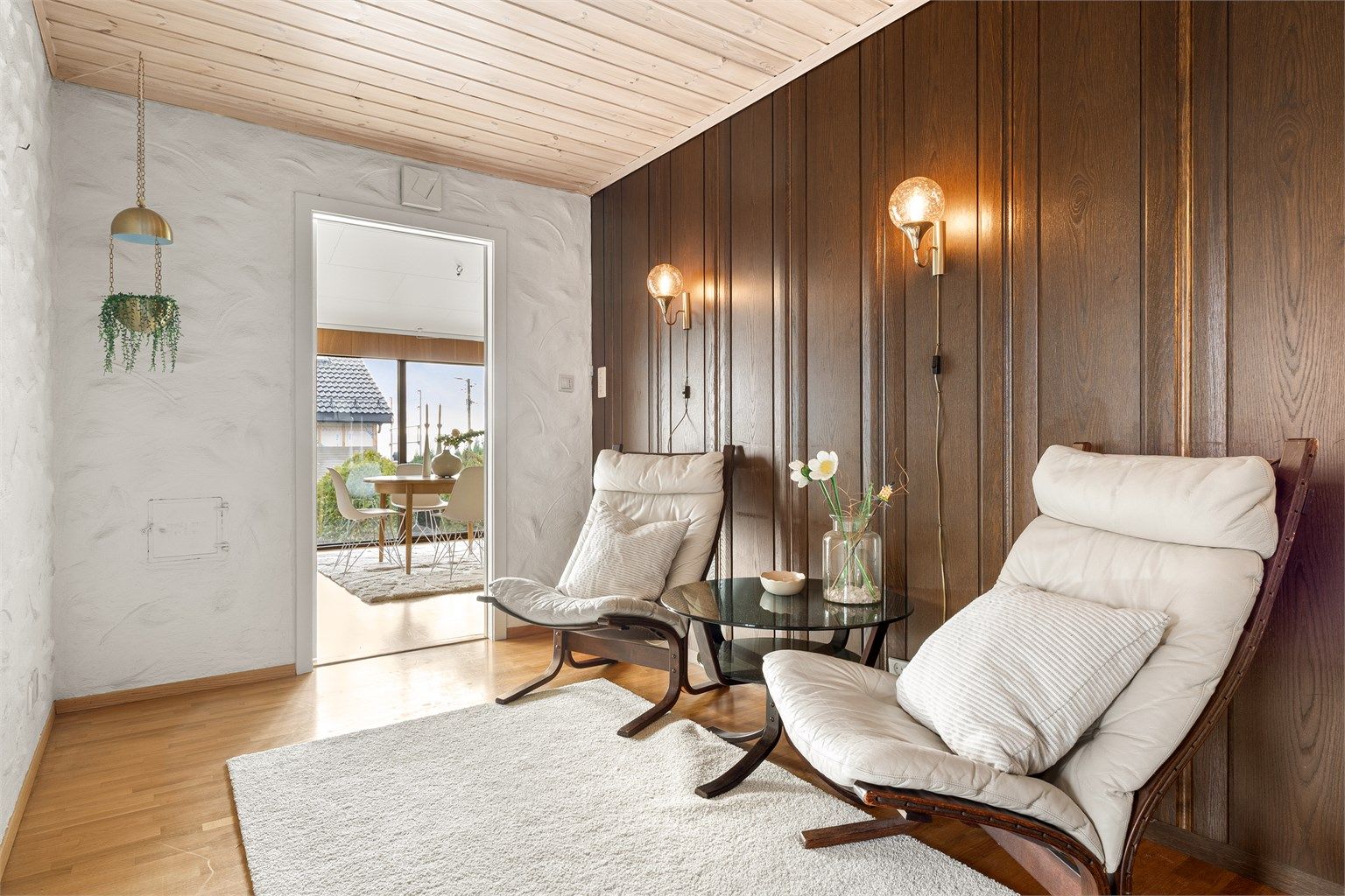 Romslig hall ved entré med plass til sittegruppe eller oppbevaringsmøblement.