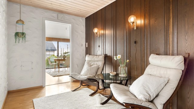 Romslig hall ved entré med plass til sittegruppe eller oppbevaringsmøblement.