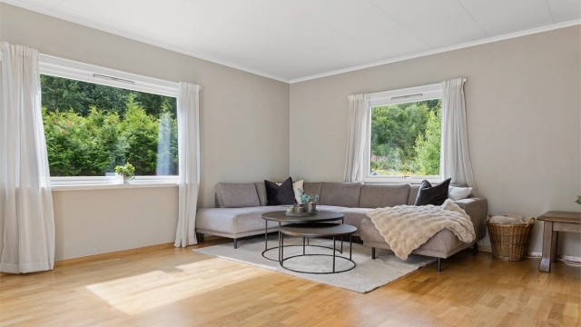 Stuen har god plass til en romslig sofagruppe og flere møbleringsmuligheter.