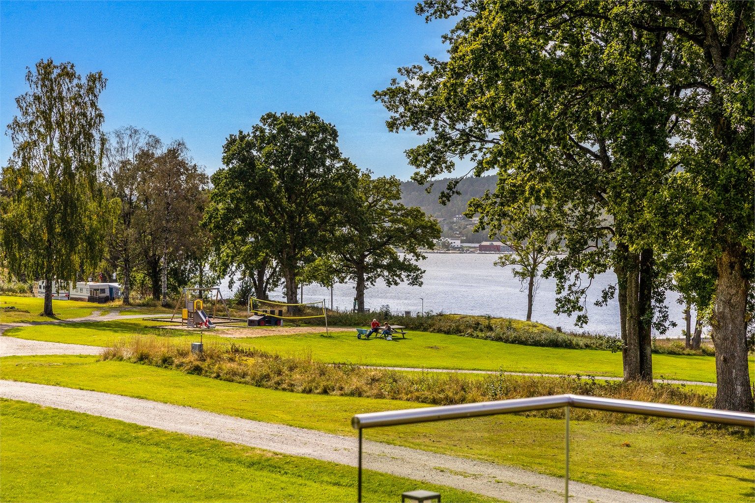 Fra hytta er det kort avstand over gressplen og ned til brygga.