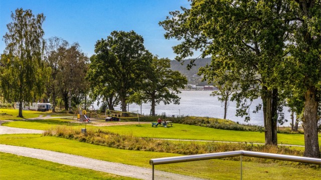 Fra hytta er det kort avstand over gressplen og ned til brygga.