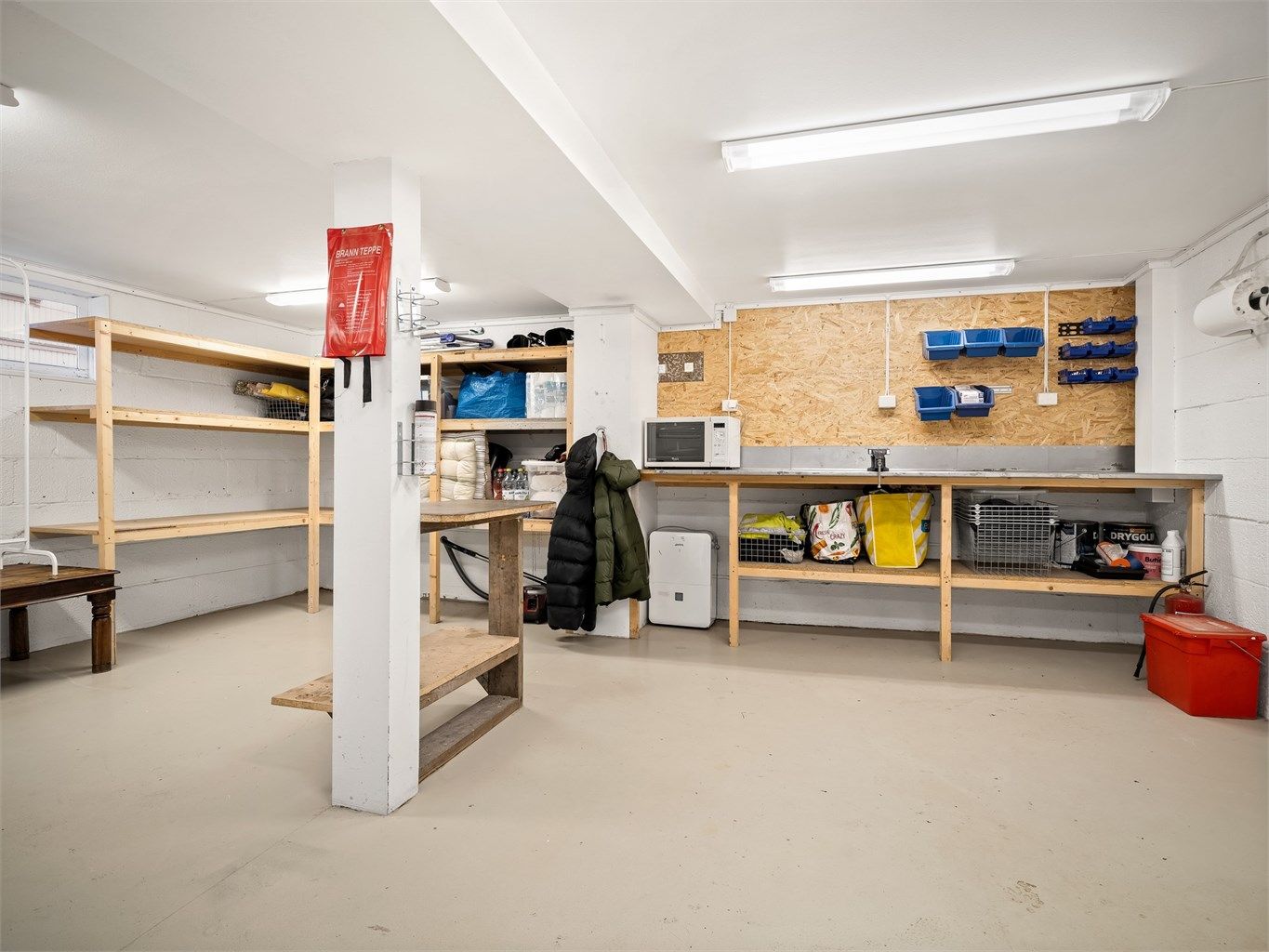 God belysning, hyller og arbeidsbenker - en drøm for hobbymekanikeren.