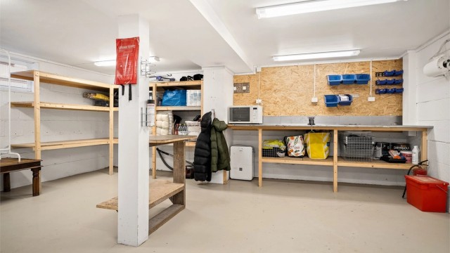 God belysning, hyller og arbeidsbenker - en drøm for hobbymekanikeren.