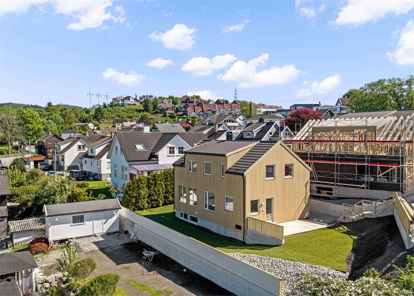 Velkommen til Kapellanveien 27, en lekker nyoppført enebolig med hele 4 soverom, 2 bad, 3 stuer, eget vaskerom og mye mer. 
Boligen har en solrik tomt og Tom Christer Hovde v/ Krogsveen Sandnes ønsker velkommen til visning.