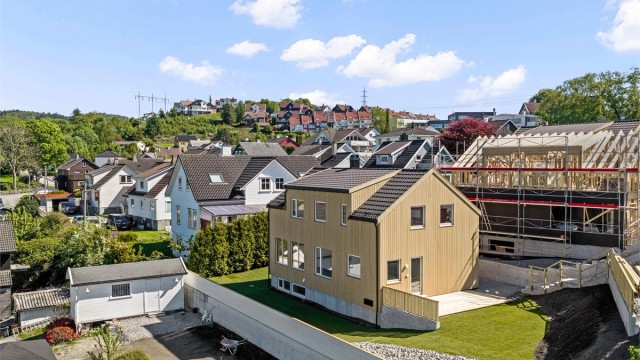 Velkommen til Kapellanveien 27, en lekker nyoppført enebolig med hele 4 soverom, 2 bad, 3 stuer, eget vaskerom og mye mer.
Boligen har en solrik tomt og Tom Christer Hovde v/ Krogsveen Sandnes ønsker velkommen til visning.