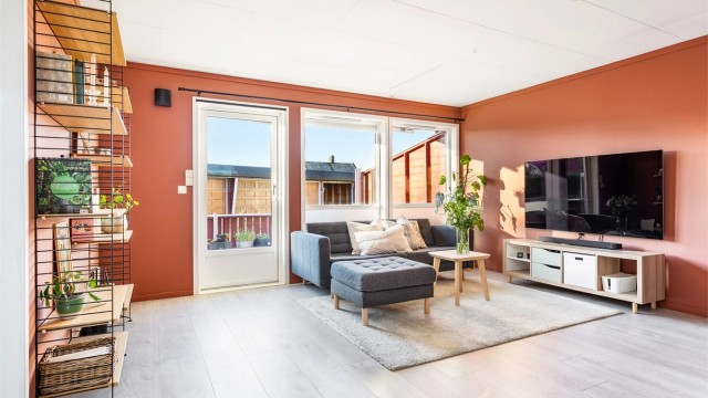 Malerarbeid er siden 2023 utført i de fleste rom, stuen inkludert. Vindusrekke mot vest fyller stuen med solstråler og mye naturlig lys.