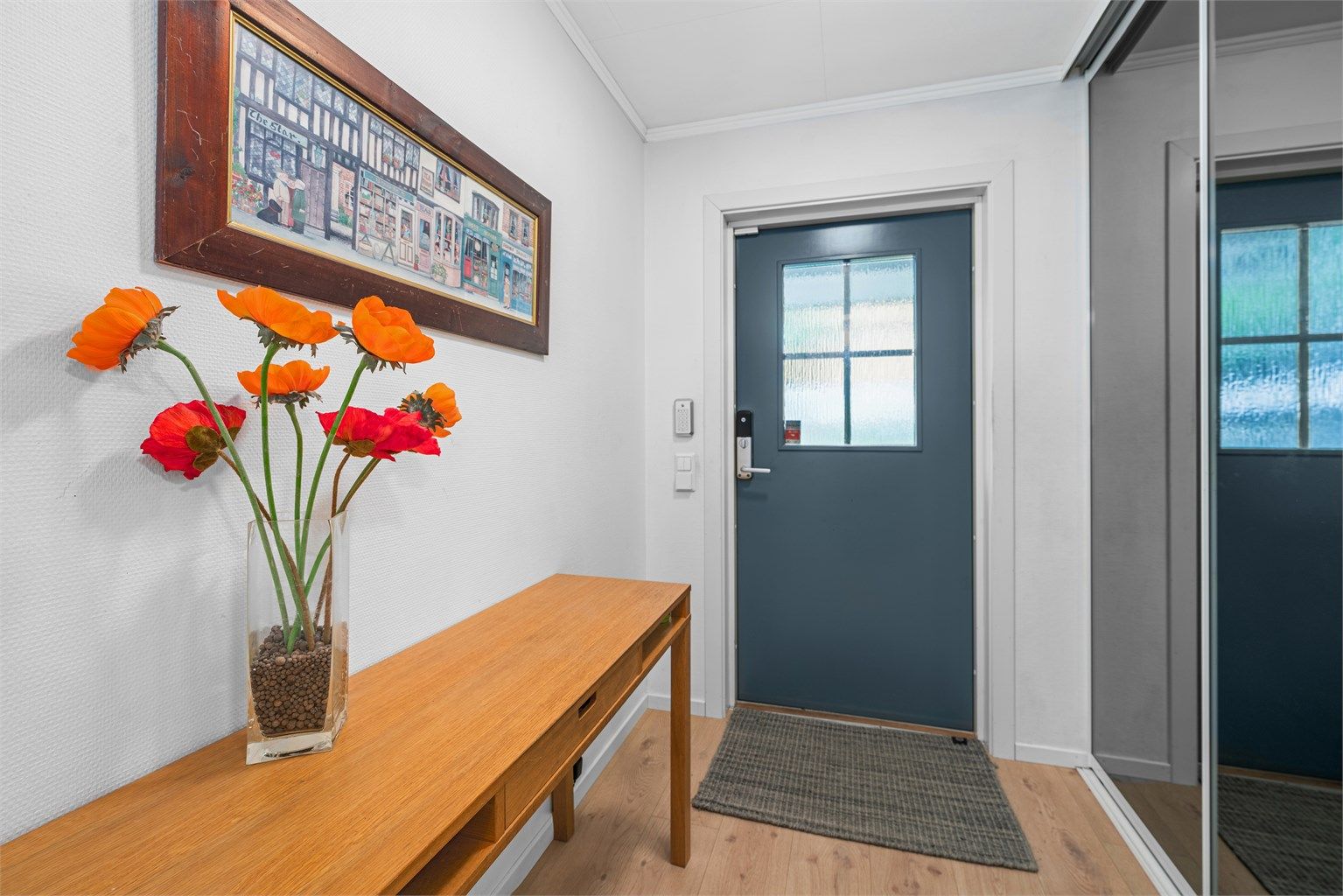 En hyggelig entré ønsker deg velkommen. Her kan du ta av deg skoene og henge av deg jakken i skyvedørsgarderoben før du tar turen videre i ditt nye hjem. 