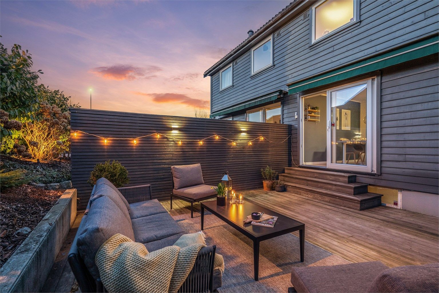Fin uteplass like utenfor kjøkken og stue, hvor man kan nyte sene kvelder. 