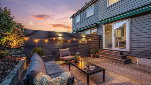 Fin uteplass like utenfor kjøkken og stue, hvor man kan nyte sene kvelder.