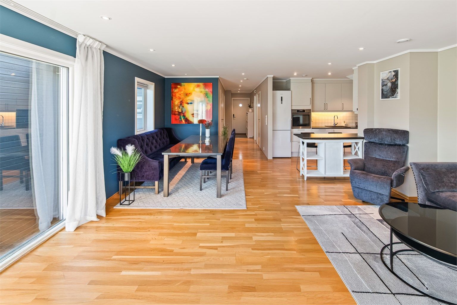 Lys og fin stue med kjøkkenet i en åpen løsning