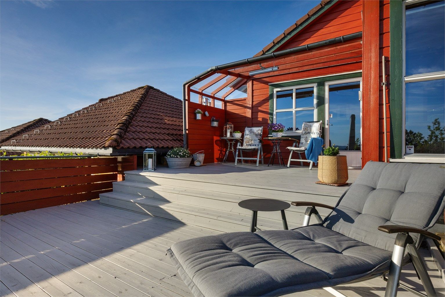 Herlig terrassedekke og praktisk overbygg til både grill og annet utstyr. 