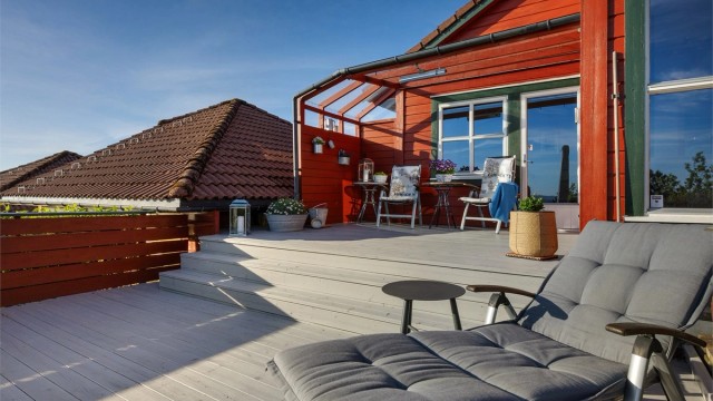 Herlig terrassedekke og praktisk overbygg til både grill og annet utstyr.