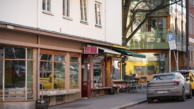 I nabolaget finner du populære steder som Art bar og Kaffe Lykke, kun et steinkast unna.