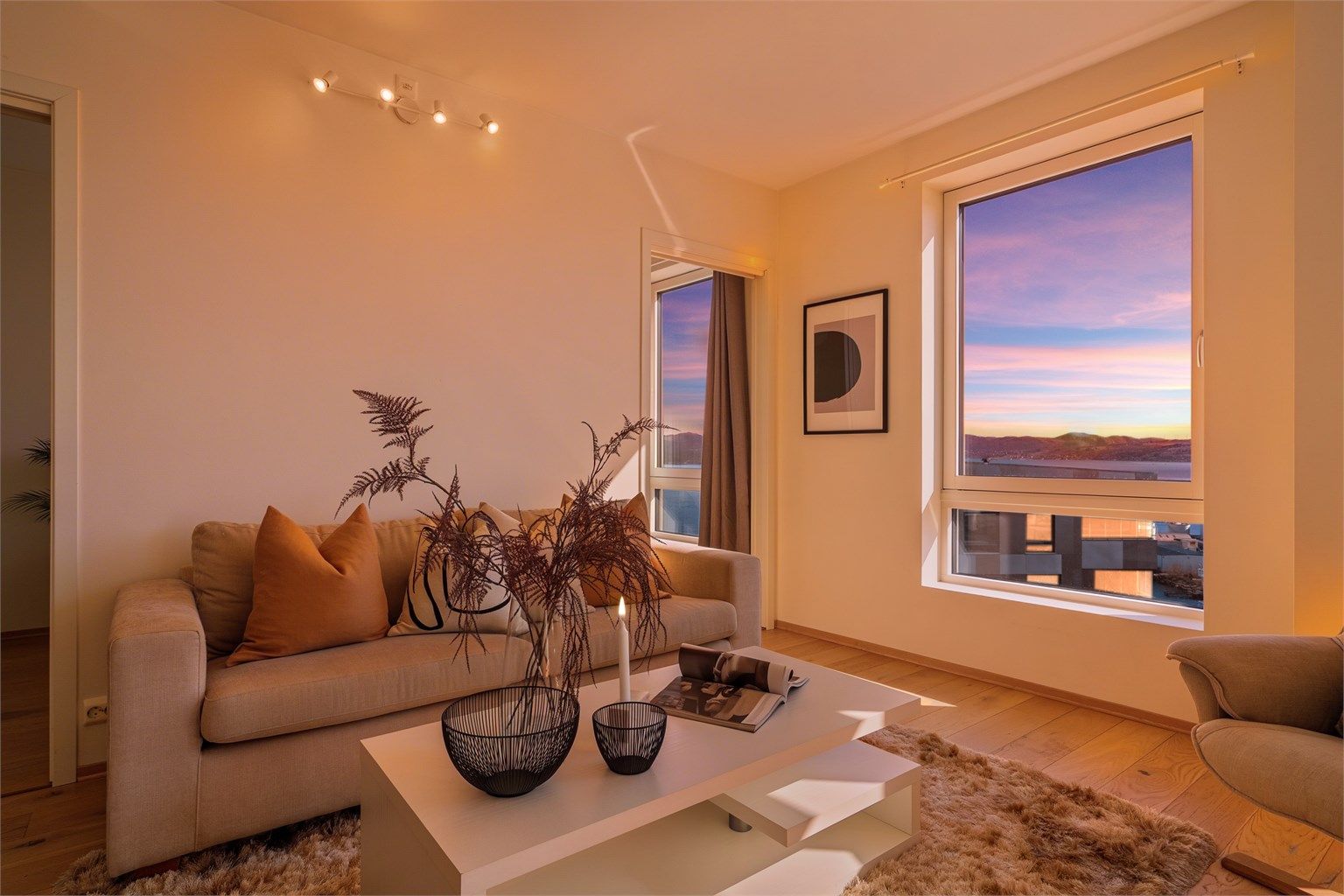 Nydelige soloppganger og sene ettermiddager kan nytes på balkongen og i leiligheten. 