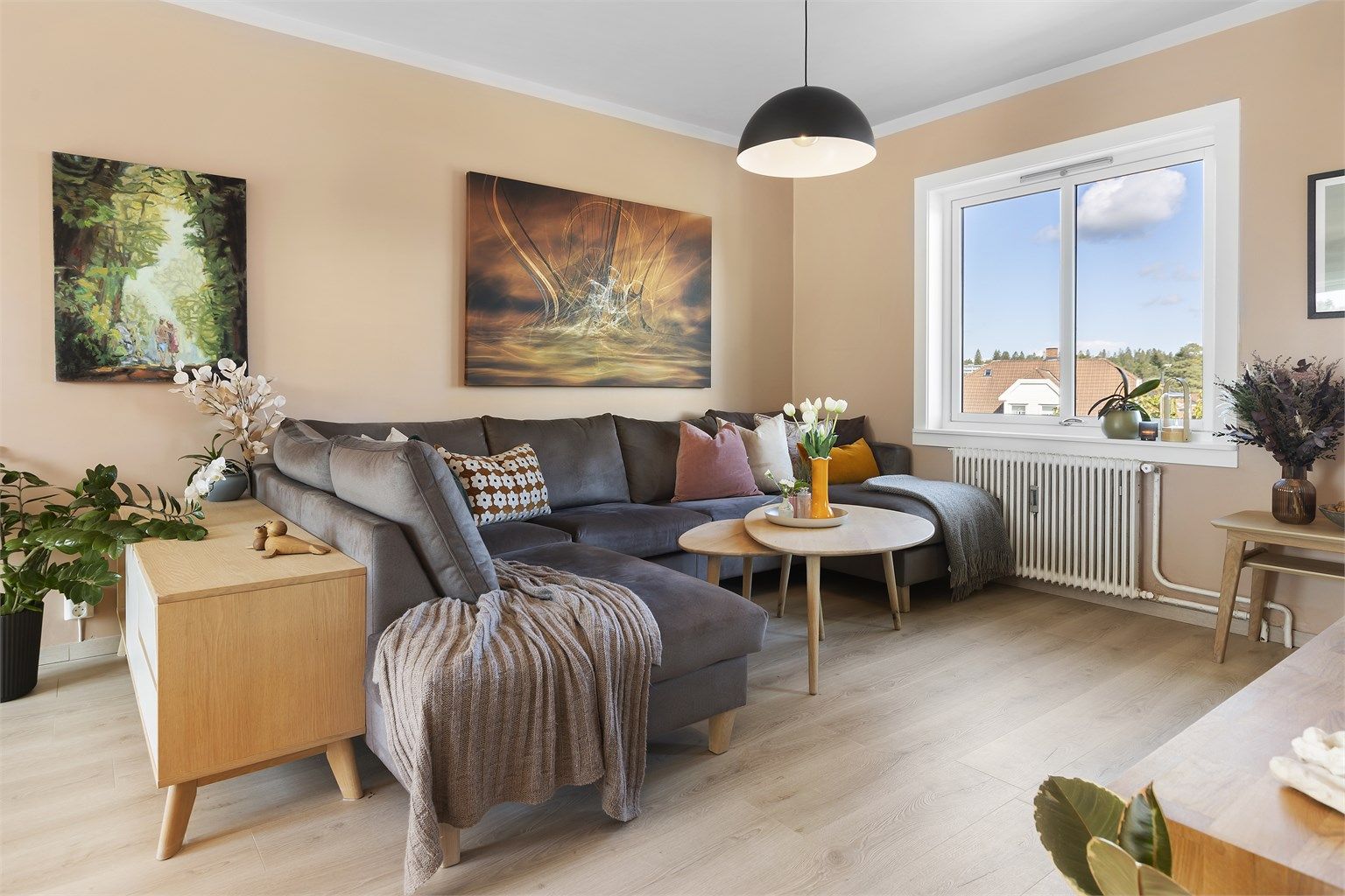Oppvarming via radiatorer samt varmtvann er inkludert i de månedlige fellesutgiftene. 