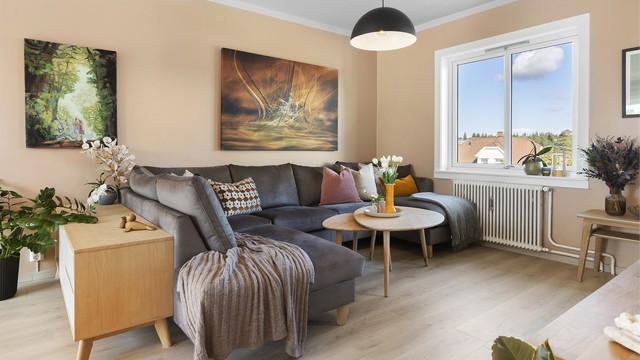 Oppvarming via radiatorer samt varmtvann er inkludert i de månedlige fellesutgiftene.