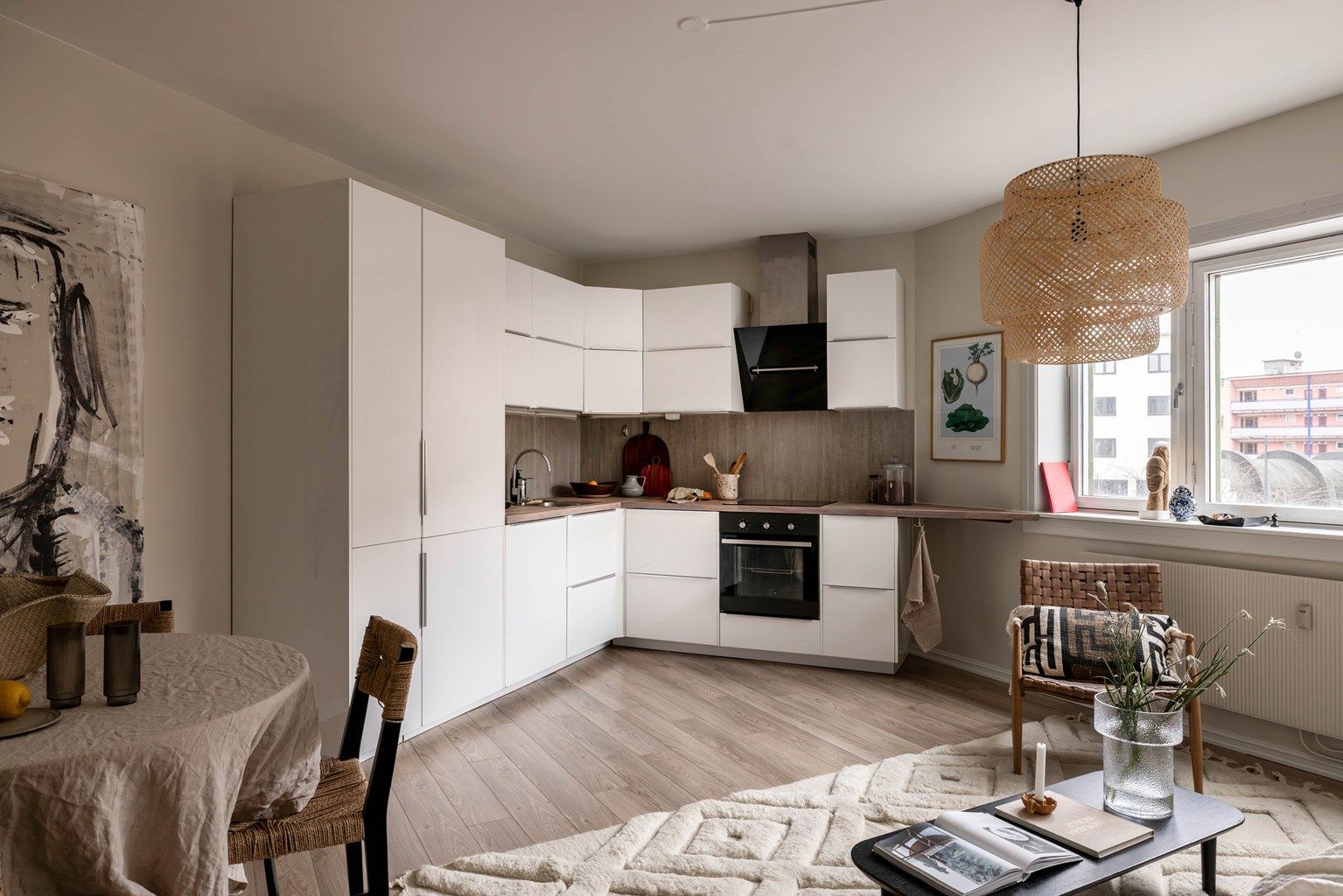 Stilrent Ikea kjøkken fra 2014 med integrerte hvitevarer. 