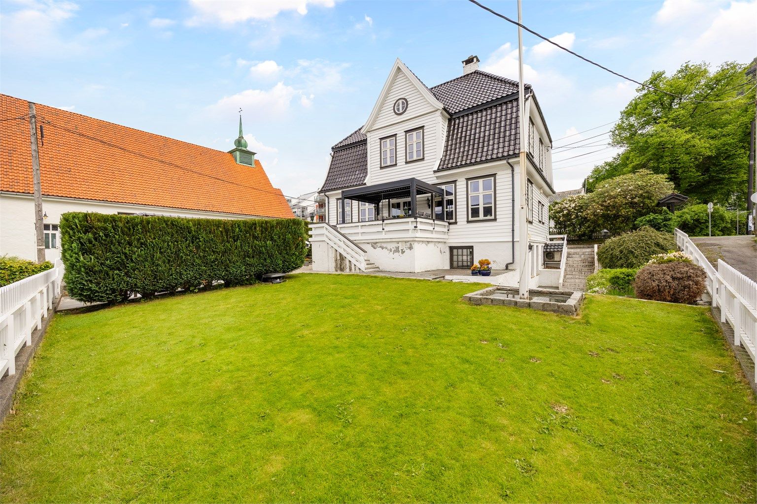 Fasade og hage mot sør/vest