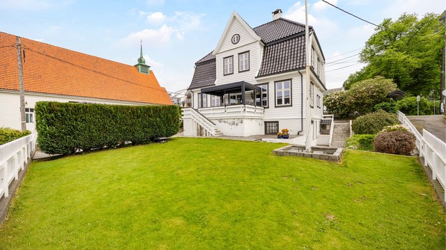 Fasade og hage mot sør/vest