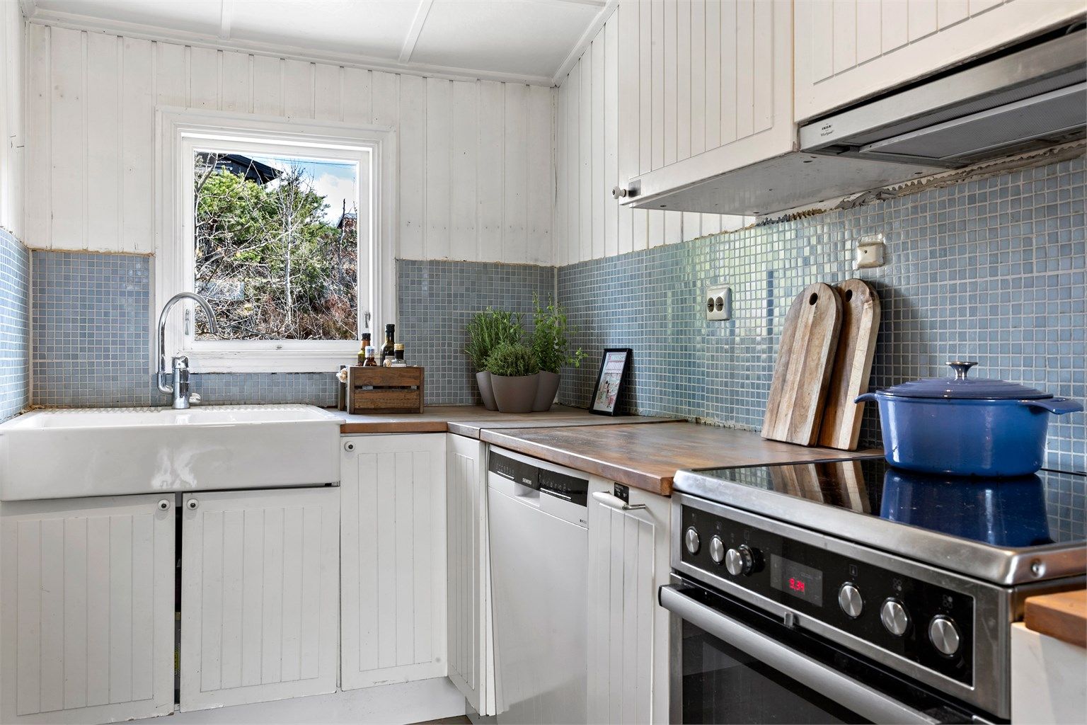 Kjøkkenet har opplegg for oppvaskmaskin.