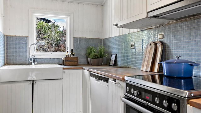 Kjøkkenet har opplegg for oppvaskmaskin.