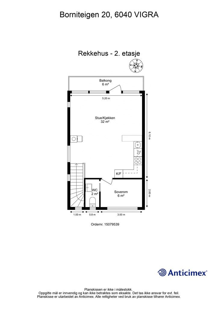 Andre etasje rommer en åpen stue- og kjøkkenløsning, soverom og et separat toalettrom.