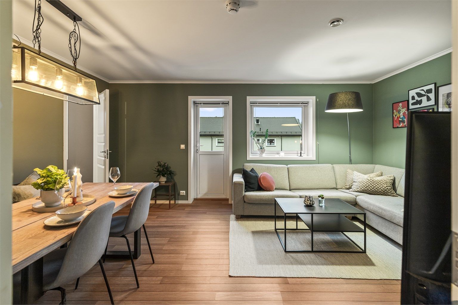 Fra stuen har du utgang til en solrik balkong på ca. 10 kvm som vender mot vest.