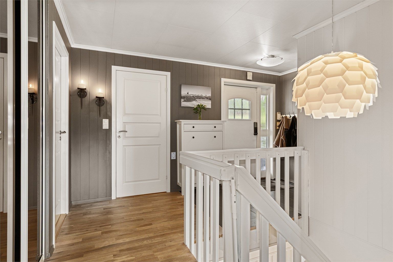 Hall 1.etg med skyvegarderobe til venstre 