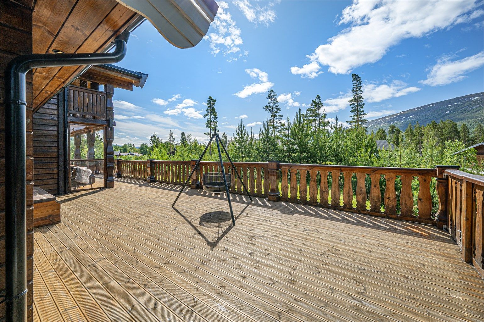 Stor terrasse på ca. 82 kvm med god plass til flere soner og sittegrupper for hyggelig sosialt samvær